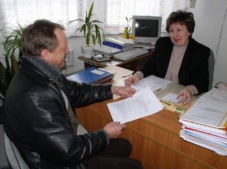 Po dotacje na działalność gospodarczą należy udać się do Barbary Nibus. Na zdjęciu również Janusz Weroniecki, jeden z petentów urzędu pracy.
