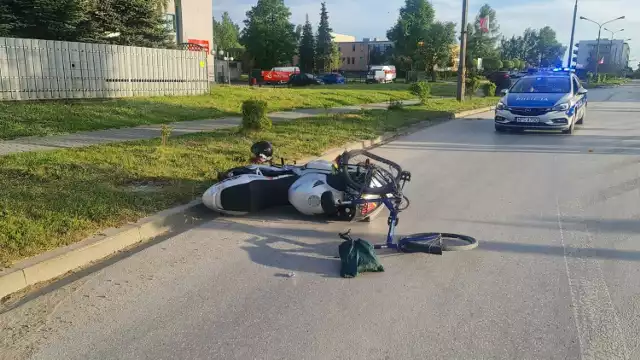 Na ulicy Piłsudskiego w Jędrzejowie rowerzysta zderzył się z motocyklistą.