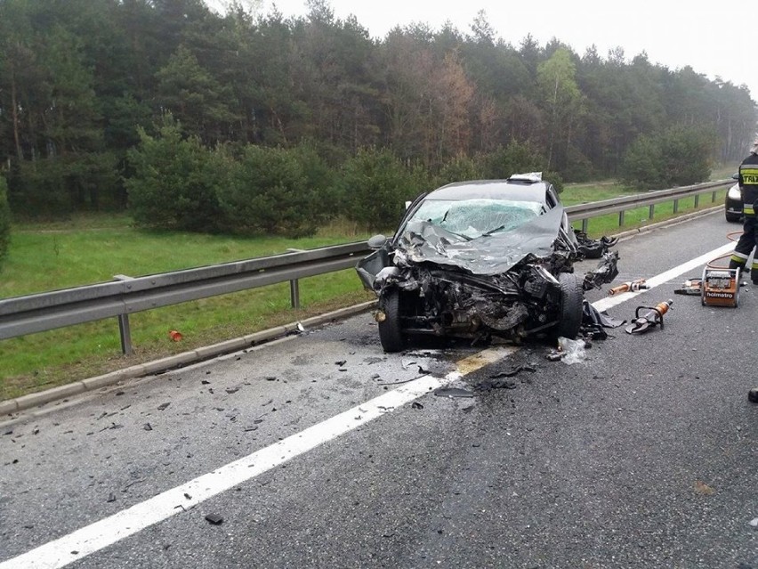 Śmiertelny wypadek w Mierzęcicach. Bus zderzył się z osobówką na S1