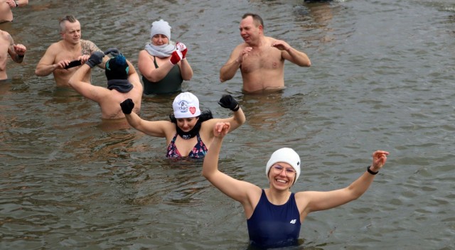 W niedzielę przed południem tradycyjnie nad zalewem na radomskich Borkach odbyło się morsowanie. Tym razem grupa była mniej liczna. Wiał zimny, porywisty wiatr, który mocno zniechęcił kąpiących. - Dziś przyjechali najbardziej wytrwali, ale i tak uważam, że jest spore grono - mówił Adam Piekarski założyciel grupy "Radomskie Morsy". 
Nie mogło zabraknąć również wolontariuszy Wielkiej Orkiestry Świątecznej Pomocy. Morsujący wrzucili do puszki ile kto mógł, a po rozgrzewce weszli do wody. Wiał silny wiatr, ale humory dopisywały. 

ZOBACZ KOLEJNE ZDJĘCIA Z MORSOWANIA NA BORKACH ===>>>