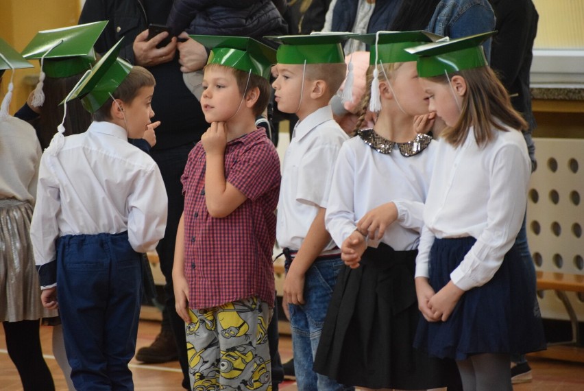 Pierwszaki z Zespołu Szkolno-Przedszkolnego nr 1 w Oleśnicy już po oficjalnym pasowaniu