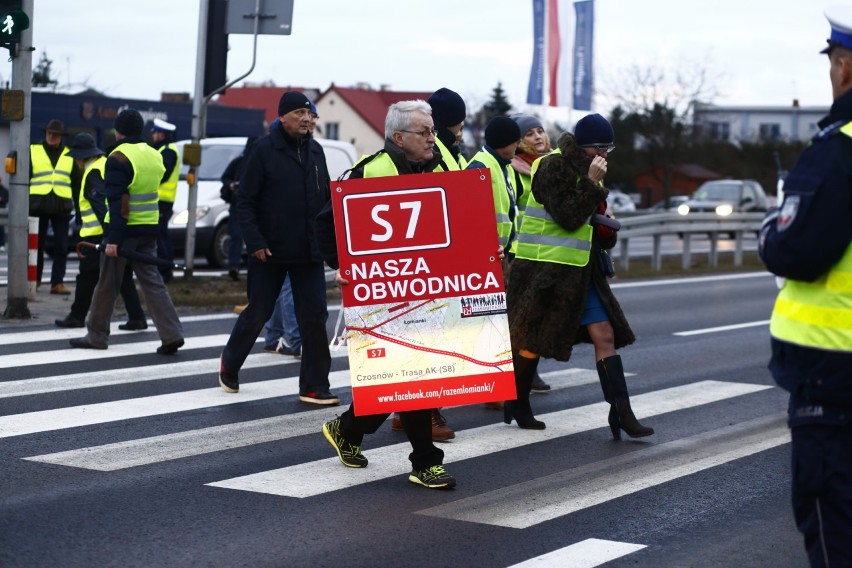 Blokada drogi w Łomiankach. Protest mieszkańców, tworzą się...