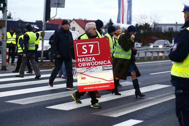 Blokada drogi w Łomiankach. Protest mieszkańców, tworzą się korki na wylotówce z Warszawy