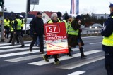 Blokada drogi w Łomiankach. Protest mieszkańców, tworzą się korki na wylotówce z Warszawy