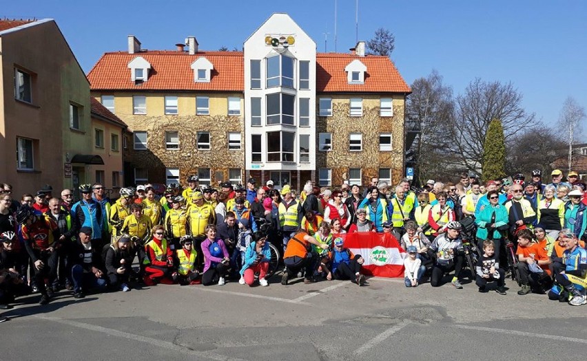 Już po raz 14. z Pleszewa wyruszył Kolarski Rajd Papieski, w którym wzięło udział blisko 100 cyklistów    