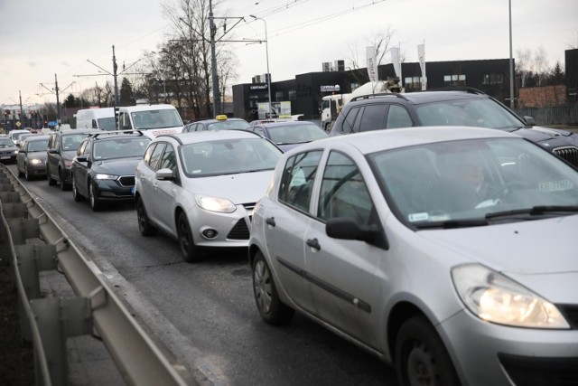 Krakowscy kierowcy narzekają na warunki jazdy ul. Kuklińskiego. Urzędnicy odpowiadają, że do czasu opracowania planu naprawczego, dla bezpieczeństwa kierujących wprowadzono ograniczenie prędkości.
