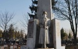 Radni wezwali wojewodę do zburzenia pomnika Armii Czerwonej, który stoi na cmentarzu Kule