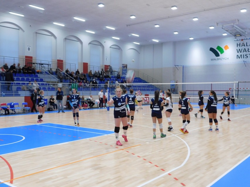 Siatkarki Chełmca Wodociągów Wałbrzych pokonały na swoim boisku 3:0 El-TIM Volley Głogów