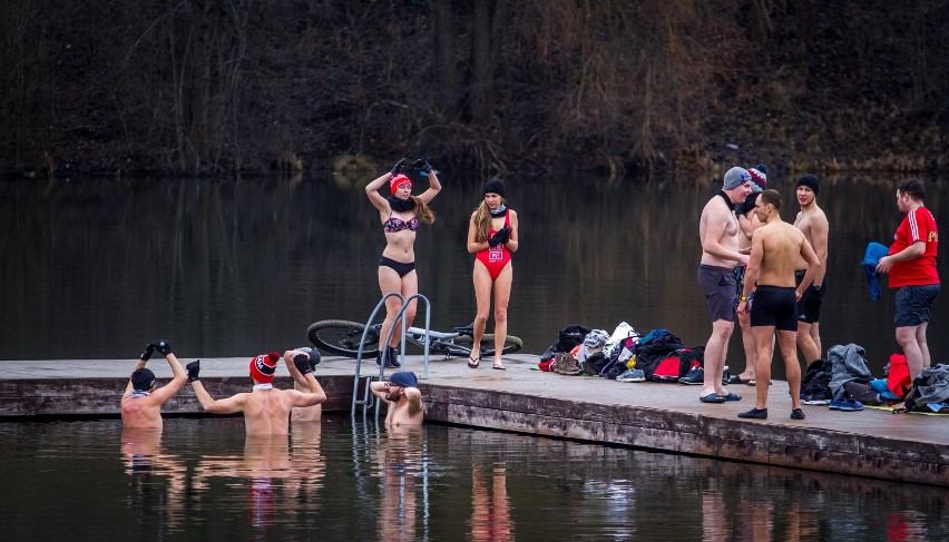 Świąteczne morsowanie w Parku Lisiniec w Częstochowie, 26...