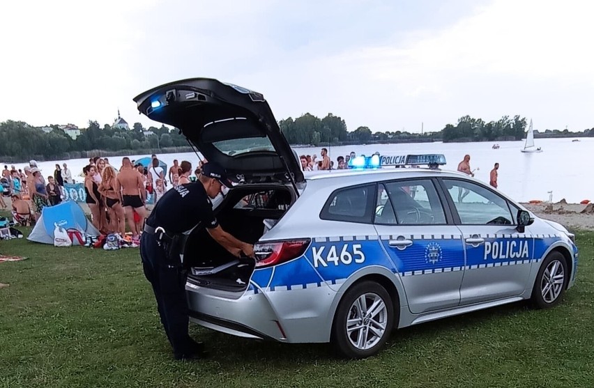 O włos od tragedii. Plażowicze uratowali topiącego się człowieka [ZDJĘCIA]