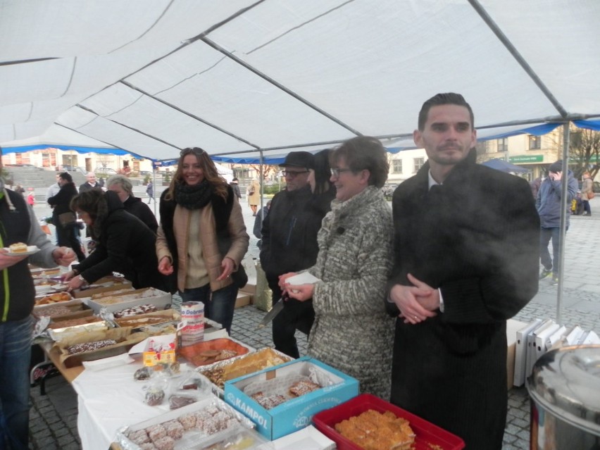 Podczas akcji ostrowieccy radni częstowali ciastem i kawą.