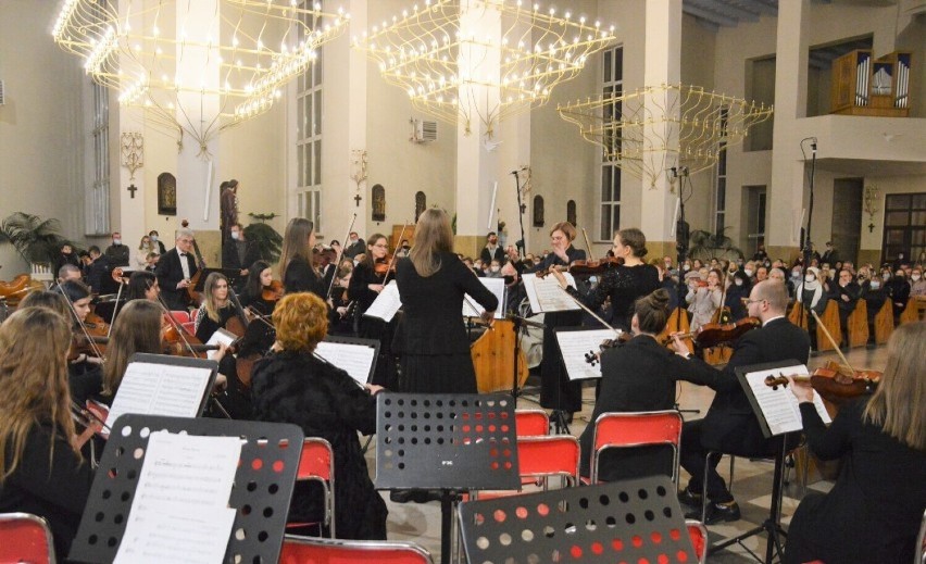 Zakażony COVID-19 w kościele NSJ w Piotrkowie. Sanepid apeluje do uczestników koncertu jubileuszowego szkoły muzycznej