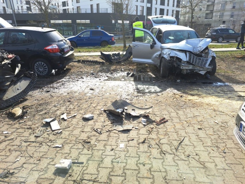 Chrysler PT Cruiser zatrzymał się dopiero na parkingu na...