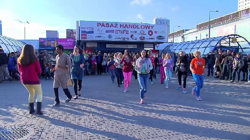Bollywood na "Patelni". Flash mob w centrum Warszawy [WIDEO,...