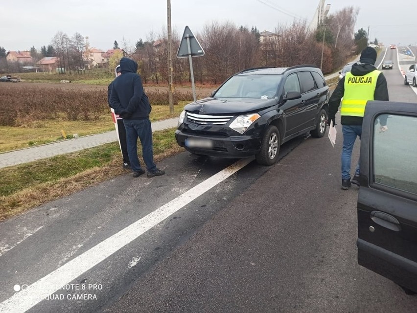 Wypadek w Orłach w powiecie przemyskim. Zderzyły się trzy samochody. Pogotowie ratunkowe zabrało do szpitala 3-letnią dziewczynkę [ZDJĘCIA]