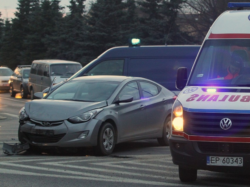 Wypadek w al. 3 Maja w Piotrkowie, ranna kobieta
