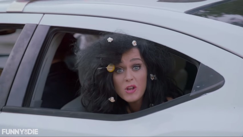 Katy Perry nago w lokalu wyborczym! Wszystko w "słusznej"...