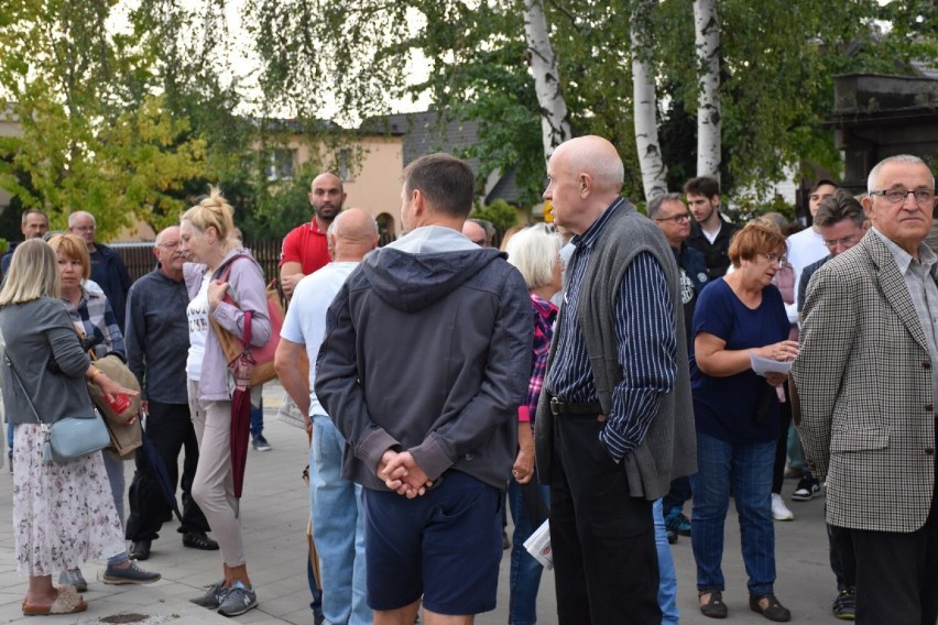 CPK w Kaliszu. Mieszkańcy protestują przeciwko przebiegowi trasy szybkiej kolei przez osiedle Rypinek. ZDJĘCIA