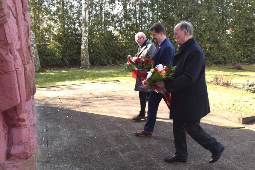 Malbork. 75 rocznica powrotu miasta w granice Polski. Włodarze złożyli kwiaty na cmentarzu radzieckim 