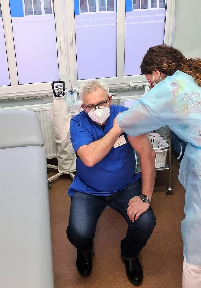 Jelenia Góra: dyrektor szpitala już po szczepieniu na COVID-19. Trwa szczepienie pracowników