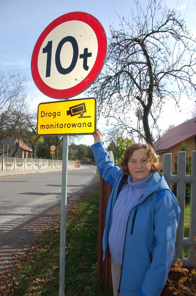 Sołtys Wiesława Białas przy wjeździe na monitorowaną drogę