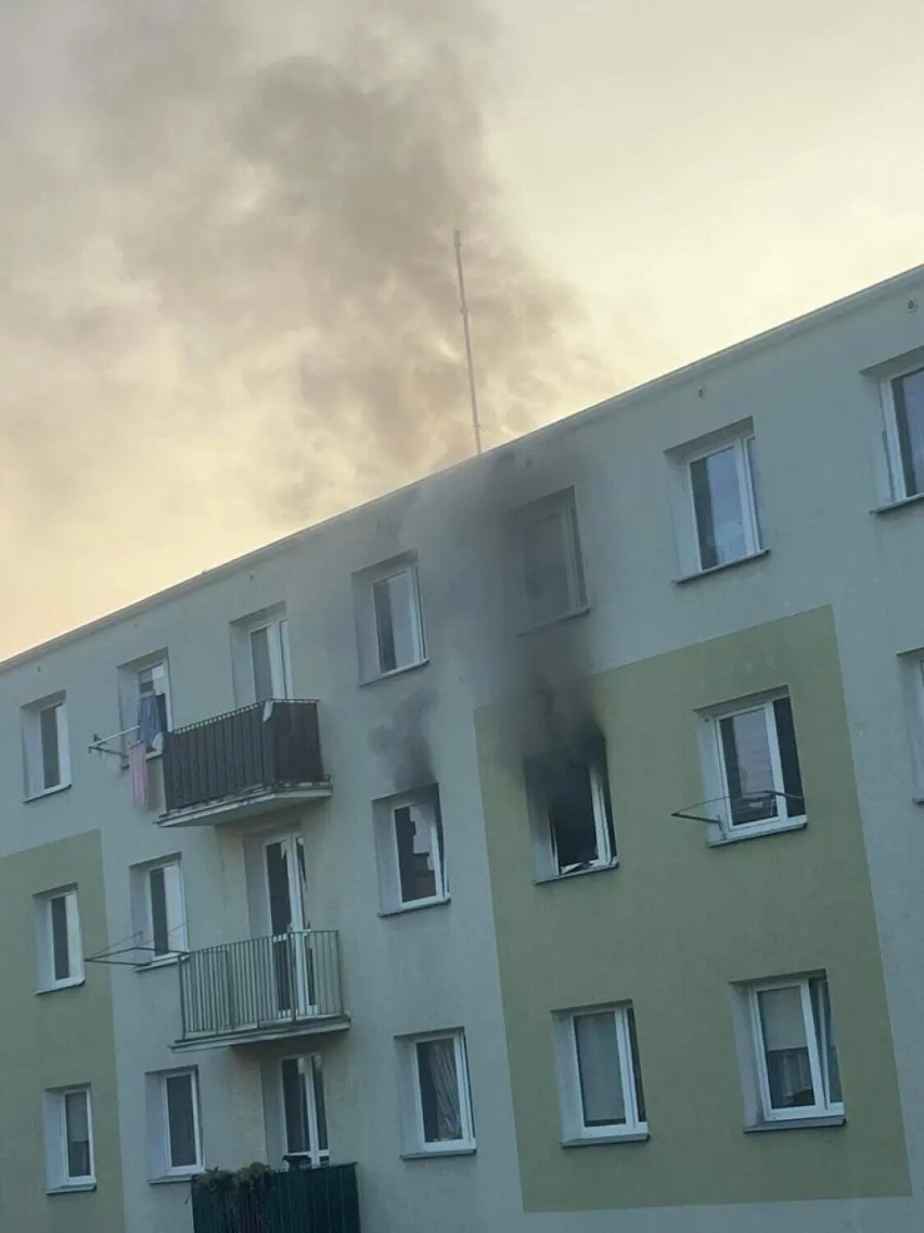 Policjanci z Gniezna uratowali 65-latkę z płonącego mieszkania