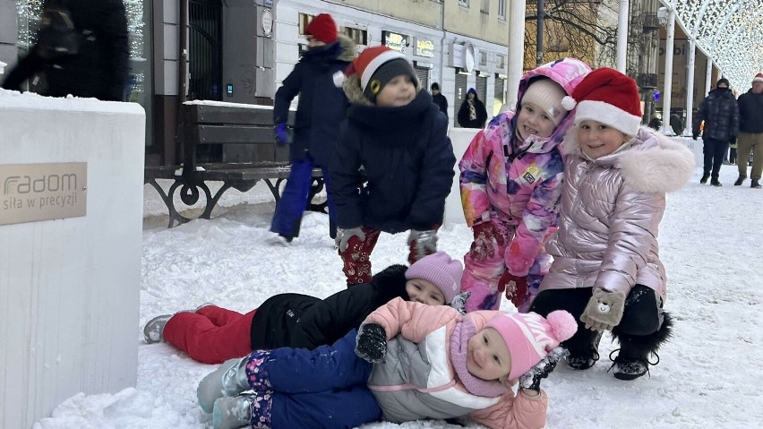 Świąteczna Parada Światła w Radomiu. Centrum miasta rozbłysnęło świątecznymi ozdobami. Zobacz zdjęcia