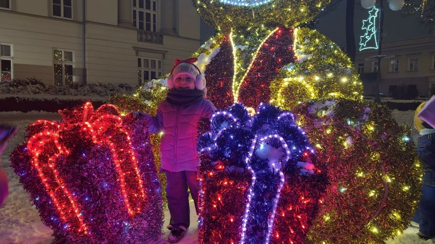 Świąteczna Parada Światła w Radomiu. Centrum miasta rozbłysnęło świątecznymi ozdobami. Zobacz zdjęcia