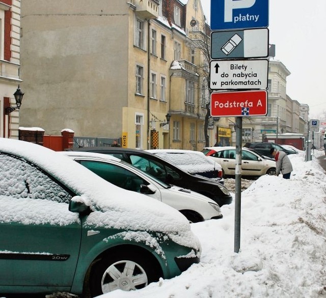 Wiele miejsc w strefie jest zasypana śniegiem, co utrudnia parkowanie