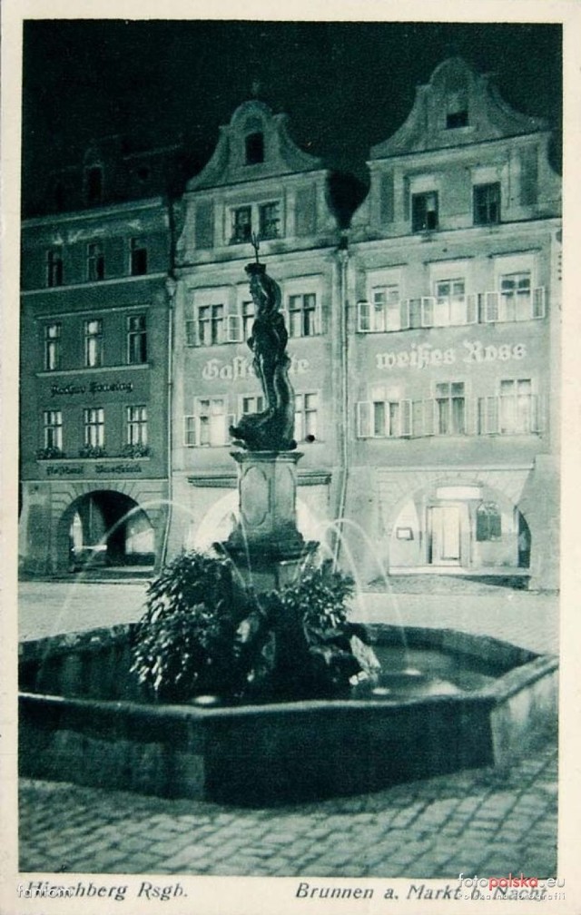 Hotel Zum Weissen Ross na pl. Ratuszowym (1933)

W kamienicy przy pl. Ratuszowym mieścił się hotel i restauracja. Niestety nie zachowały się do dziś.