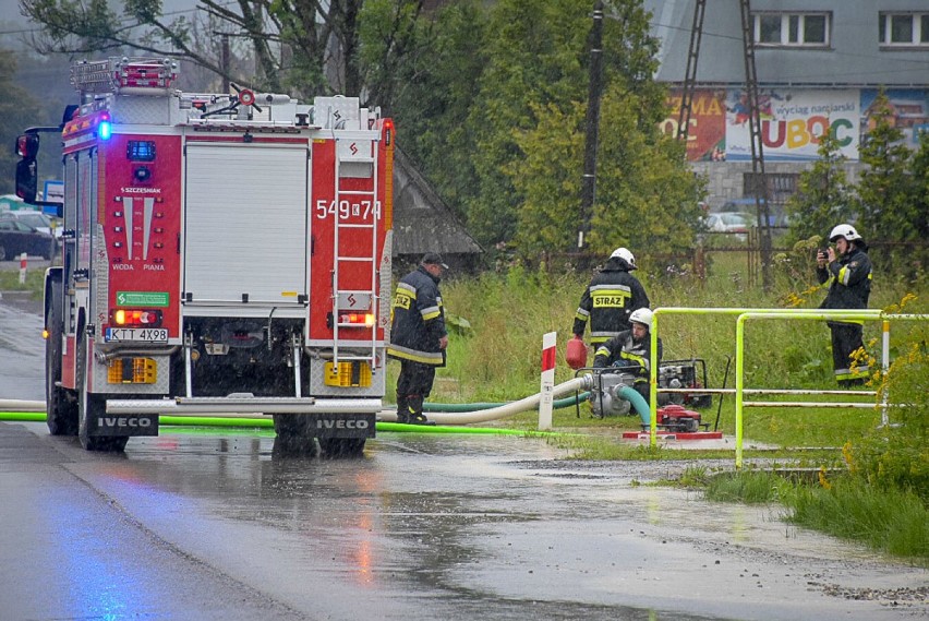 Witów. Woda zalała drogę wojewódzką. Tworzą się korki [ZDJĘCIA]