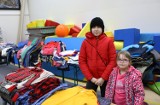 Piotrków czeka na uchodźców z Ukrainy. W Językowej Szkole Podstawowej im. A. Holland są posiłki, odzież i wolontariusze ZDJĘCIA