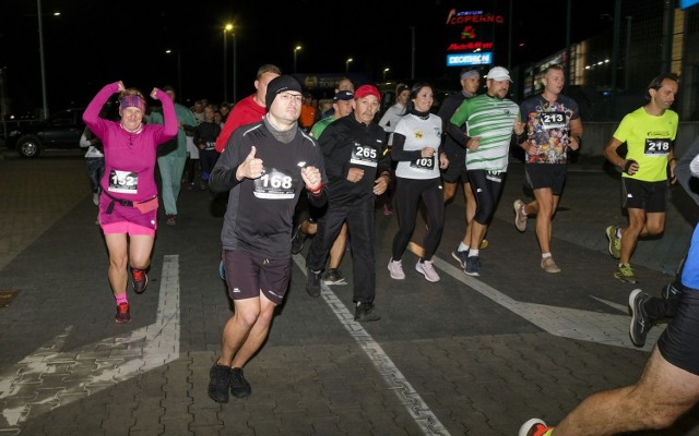 Nocna Dycha Kopernika to już tradycja - w sobotni wieczór kilkuset zawodników wzięło udział w dwóch biegach z metą na Stadionie Miejskim. Główny dystans to oczywiście 10 kilometrów, ale na chętnych czekała także trasa o połowę krótsza. 

Uczestnicy Nocnej Dychy Kopernika biegli m.in. Lubicką, Bulwarem Filadelfijskim, przez park miejski, Bydgoską, aż wreszcie dotarli na Bema. Wielu zawodników zdecydowało się na specjalne przebrania - tegoroczny bieg był bowiem dedykowany pracownikom służb medycznych.

Zwycięzcą na 10 km został Miłosz Tomaszewski, który uzyskał czas 33:46. Co ciekawe, dla najszybszego zawodnika był to... drugi start tego samego dnia. - Najpierw biegłem 15 kilometrów w Lubiewie. Uzyskałem tam rekord życiowy, 50 minut i 52 sekundy, i wygrałem Grand Prix województwa. Wieczorem wystartowałem tutaj. Trasa była super. Wszystko poszło zgodnie z planem. Wygrałem i znów mam życiówkę. Są zatem postępy i wszystko idzie w dobrym kierunku - powiedział Tomaszewski na mecie.

Łącznie oba dystanse ukończyły 373 osoby, a ponadto 21 kolejnych wzięło udział w marszu nordic walking.

- Wydaje mi się, że impreza się udała - powiedział Grzegorz Flis, prezes organizującego Nocną Dychę Kopernika Stowarzyszenia Maraton Toruński. - W ciągu dnia było deszczowo, ale wieczorem pogoda była już znacznie lepsza, a nawierzchnia sucha i przyjazna dla biegaczy. Szkoda tylko, że było chłodno, ale w trakcie biegu była gorąca atmosfera, więc tego się nie czuło. To jedyny nocny bieg w Toruniu i chyba także w województwie kujawsko-pomorskim. Trasa była płaska i dobrze oświetlona. Ludzie są więc zadowoleni. Ja również wziąłem udział w biegu i wystartowałem na 5 km - podsumował Flis.

Czytaj również:
Co to za żużlowiec? Sprawdź się w naszym quizie i rozpoznaj wszystkich zawodników!
Młyn Elany kontra młyn Zawiszy. Który był lepszy? Mamy dużo zdjęć!