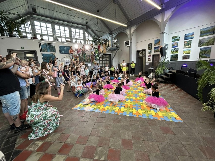 Dzień otwarty 2023 na Dworcu Kulturalnym Wieluń Dąbrowa. W tym roku mija pięć lat działalności placówki ZDJĘCIA, WIDEO
