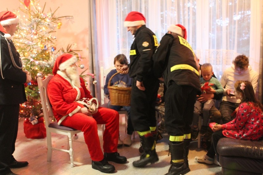 Strażacy OSP Krzydłowice odwiedzili dom dziecka z prezentami 