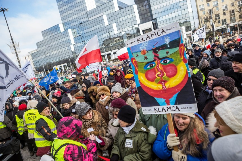 Marsz KOD "Tu wolna jest Warszawa". Protest przeciwko...