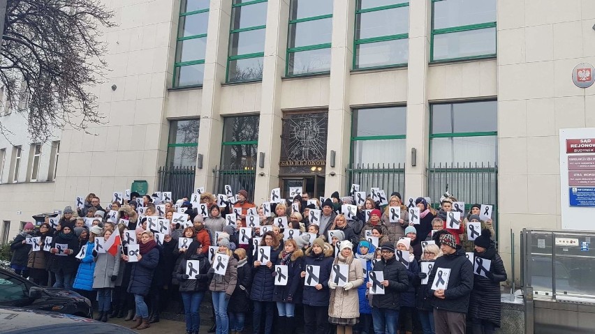 Sędziowie i urzędnicy w milczącym proteście przed sądem w...