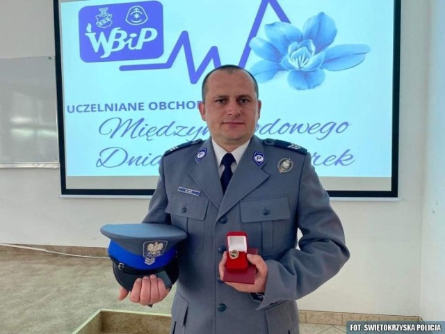 Sierżant sztabowy Marcin Bis uhonorowany odznaką Ministra Zdrowia