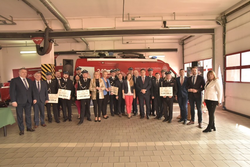 Promesy na zakup pojazdów dla strażaków z powiatu kaliskiego i jarocińskiego ZDJĘCIA