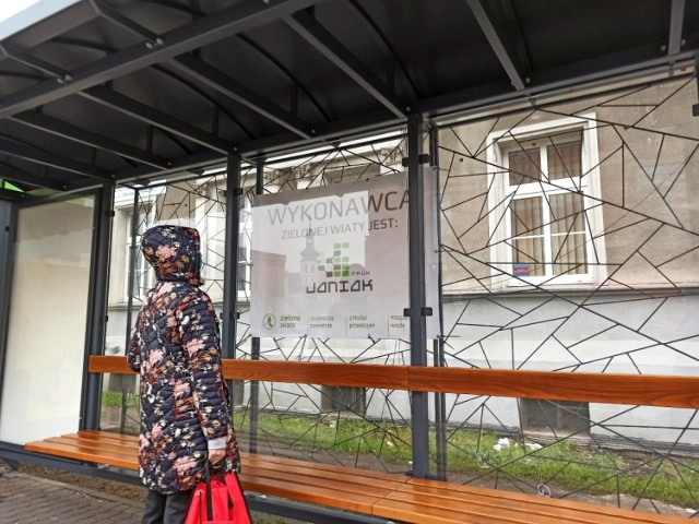 Przy ul. Oleskiej w Opolu postawiono już wiatę pierwszego zielonego przystanku w mieście. Kiedy nasadzenia?