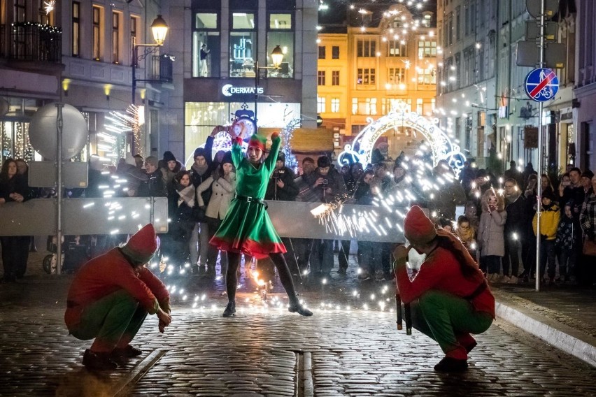 W sprzedaży jest też rękodzieło i świąteczne ozdoby....