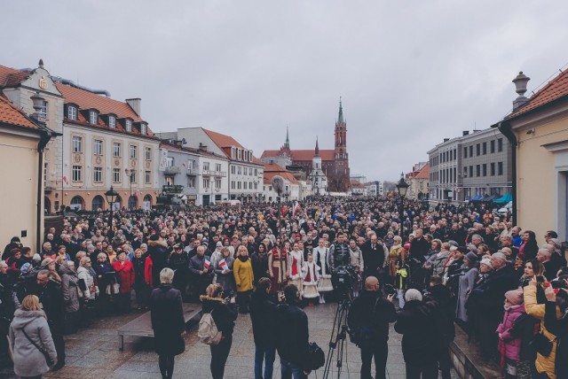Kilkuset mieszkańców województwa zgromadziło się w poniedziałek, 11 listopada, na Rynku Kościuszki w Białymstoku, by wspólnie zaśpiewać Mazurka Dąbrowskiego