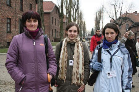Monika Dybała, pracownik Muzeum oraz krakowskie przewodniczki Monika Serwońska i Magdalena Kucia codziennie opowiadają odwiedzającym Muzeum o pierwszych deportacjach więźniów do Auschwitz.
