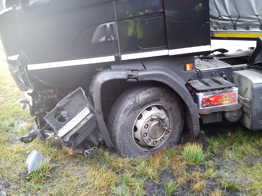 Wypadek w Wandzinie: Zderzenie busa z ciężarówką. Cztery osoby ranne (ZDJĘCIA, WIDEO)