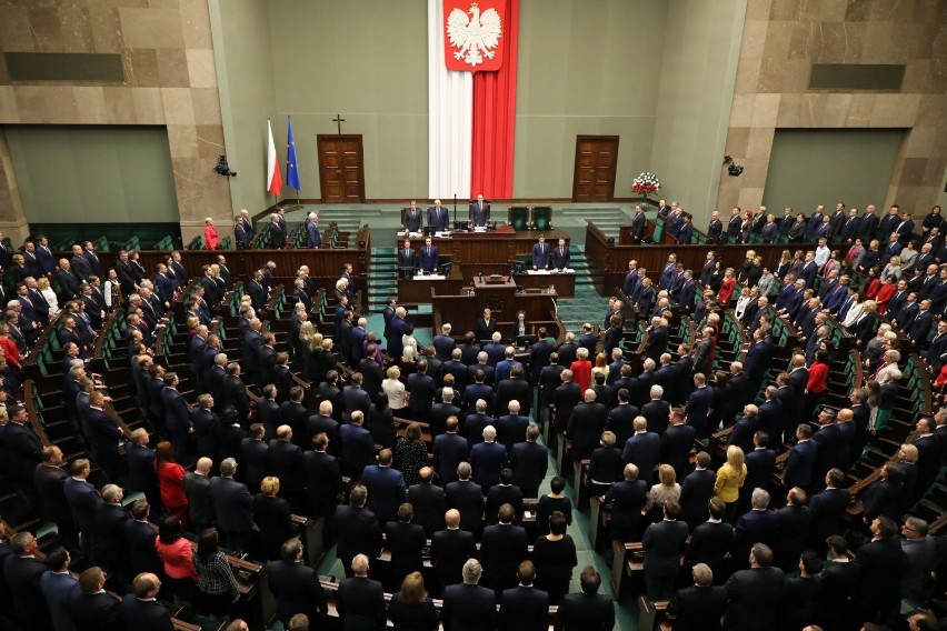 Inauguracyjne posiedzenie Sejmu IX kadencji - wśród posłów m.in. Kazimierz Plocke i Michał Urbaniak