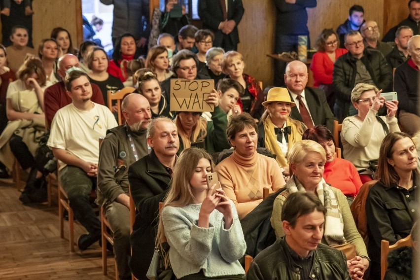 Koncert "Solidarni z Ukrainą" w Dynowie. Zebrano pieniądze na pomoc ofiarom wojny [ZDJĘCIA]