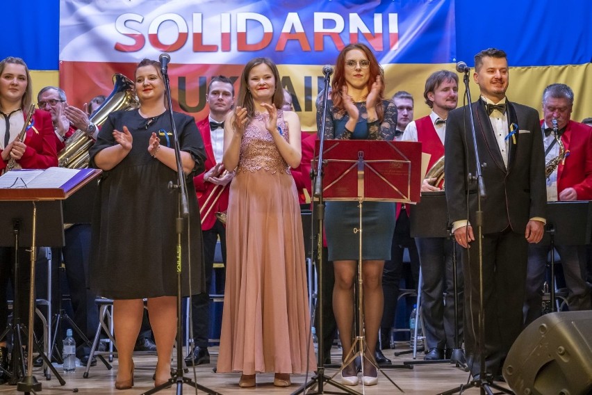 Koncert "Solidarni z Ukrainą" w Dynowie. Zebrano pieniądze na pomoc ofiarom wojny [ZDJĘCIA]