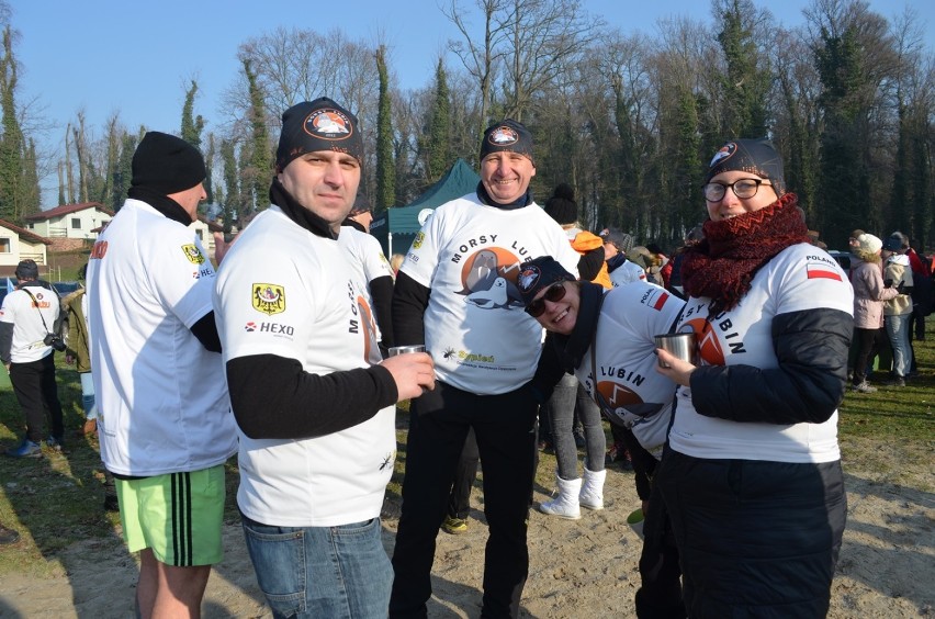 Zlot morsów w Sławie. Ponad 200 osób weszło do zimnego jeziora (FOTO/FILMY)