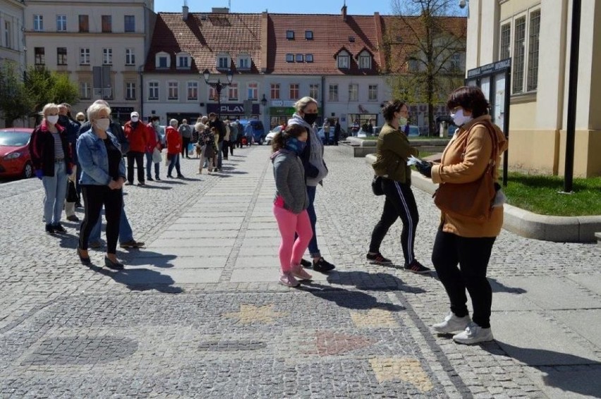 W Świebodzicach rozdawali darmowe maseczki dla mieszkańców (ZDJĘCIA)