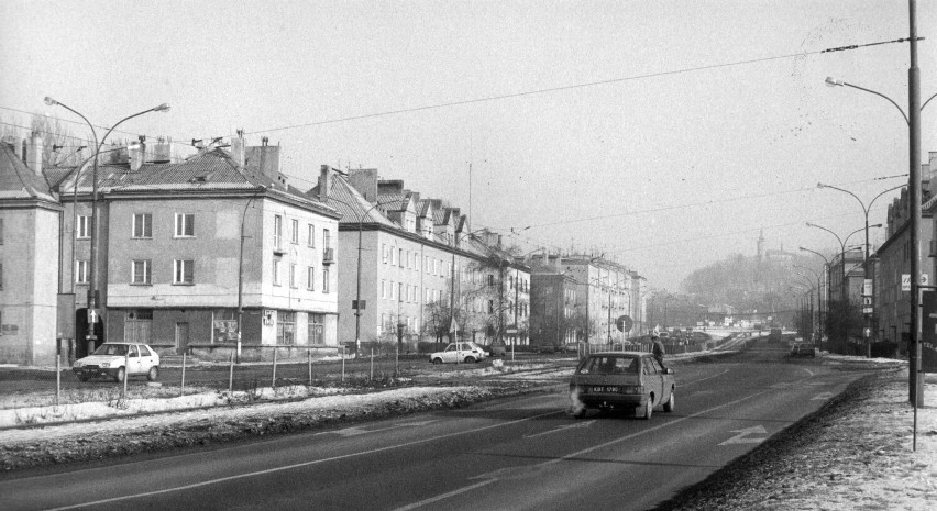 Zwyczajny dzień w Dąbrowie Górniczej... kilkadziesiąt lat temu. Kto pamięta takie miasto? Oto ZDJĘCIA z początku lat 90.!